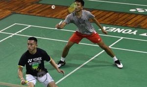 Pebulu tangkis ganda putra Fajar Alfian (kanan) dan Muhammad Rian Ardianto berlatih jelang All England 2020 di Pelatnas Cipayung, Jakarta, Kamis (5/3/2020). Sebanyak 25 atlet Indonesia ikut ambil bagian dan ditargetkan dapat meraih satu gelar dalam turnamen bulu tangkis tertua dunia yang akan berlangsung pada 11-15 Maret 2020 di Birmingham, Inggris. ANTARA FOTO/Aditya Pradana Putra/foc. (ANTARA/ADITYA PRADANA PUTRA)
