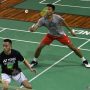 Pebulu tangkis ganda putra Fajar Alfian (kanan) dan Muhammad Rian Ardianto berlatih jelang All England 2020 di Pelatnas Cipayung, Jakarta, Kamis (5/3/2020). Sebanyak 25 atlet Indonesia ikut ambil bagian dan ditargetkan dapat meraih satu gelar dalam turnamen bulu tangkis tertua dunia yang akan berlangsung pada 11-15 Maret 2020 di Birmingham, Inggris. ANTARA FOTO/Aditya Pradana Putra/foc. (ANTARA/ADITYA PRADANA PUTRA)