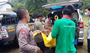 Personel Polsek Surade yang dibantu masyarakat saat mengevakuasi jenazah yang tewas saat berenang di Curug Cikaso, Desa/Kecamatan Cibitung, Kabupaten Sukabumi, Jabar pada Rabu, (6/10). ANTARA/Dok/FKSD Kabupaten Sukabumi.