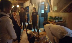 Personel Satuan Narkoba Polres Sukabumi saat menyita ratusan minuman keras yang dijual secara ilegal dari sebuah hotel merangkap resto yang berada di objek wisata Pantai Palabuhanratu, Kabupaten Sukabumi, Jabar. (ANTARA/Aditya Rohman)
