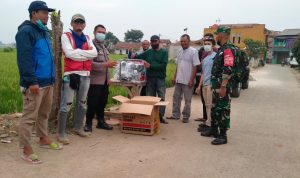 Pihak pelaksana proyek memberikan 3 unit mesin pompa air sebagai bentuk kompensasi atas proyek normalisasi Sungai Ciherang
