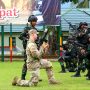 Prajurit US Army berbagi pengetahuan tentang penggunaan dan penguasaan senjata yang biasa dilakukan tentara Amerika