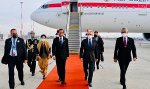 Presiden Joko Widodo Tiba di Italia untuk Hadiri KTT G20 Presiden RI Joko Widodo saat tiba di Bandara Fiumicino, Roma, Italia, Jumat (29/10). ANTARA/HO-Biro Pers Sekretariat Presiden.