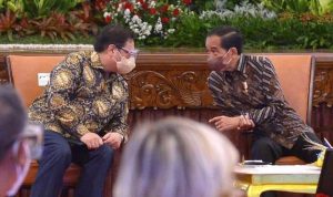 Presiden Joko widodo dan menko Airlangga Hartarto sedang berdiskusi di Istana Negara