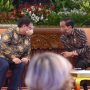 Presiden Joko widodo dan menko Airlangga Hartarto sedang berdiskusi di Istana Negara