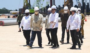 Presiden Jokowi Bersama Menko Bidang Prekonomian Airlangga Hartarto berjalan bersama pada acara melakukan Groundbreaking Smelter Freeport di Kabupaten Gresik