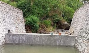 Proyek pembangunan Cek Dam di Sungai Cikoneng Desa Cindangela menggunakan batu kali yang diambil disungai