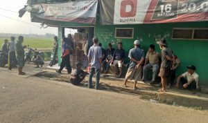 Puluhan poetani desa Bojongmalaka mendatangi lokasi proyek normalisasi Sungai Ciherang