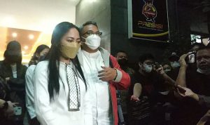 Selebgram Rachel Vennya didampingi kuasa hukumnya usai menjalani pemeriksaan penyidik Polda Metro Jaya terkait tindakannya kabur dari proses isolasi di RSDC Wisma Atlet setelah berlibur dari luar negeri, Kamis malam (21/10). (Sabik Aji Taufan/JawaPos.com)