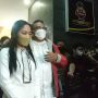 Selebgram Rachel Vennya didampingi kuasa hukumnya usai menjalani pemeriksaan penyidik Polda Metro Jaya terkait tindakannya kabur dari proses isolasi di RSDC Wisma Atlet setelah berlibur dari luar negeri, Kamis malam (21/10). (Sabik Aji Taufan/JawaPos.com)