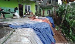 Dua Kampung di Desa Kabandungan Sukabumi Diterjang Longsor Rumah yang berada di atas tebing terancam tergerus longsor di Kampung Pajagan, Desa/Kecamatan Kabandungan, Kabupaten Sukabumi, Jawa Barat pada Kamis, (28/10). Tebing tersebut longsor karena dipicu hujan deras yang hampir sepanjang hari mengguyur daerah tersebut.