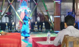 Salah satu peserta lomba Pasanggiri tari Jaipongan di Gedung Sabusu, Jatinangor (Foto: Yanuar/Jabarekspres)