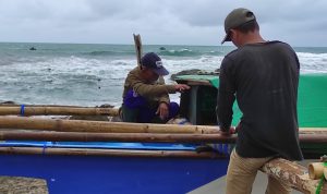Sambil menunggu cuaca kembali bersahabat, nelayan di pantai selatan Cianjur, Jawa Barat, mulai memperbaiki perahu yang rusak akibat cuaca ekstrem beberapa waktu lalu. ANTARA POTO. (Ahmad Fikri)