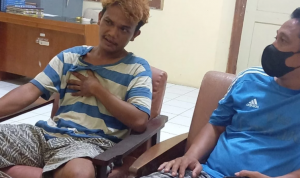 Michael Jackson saat dimintai keterangan petugas.