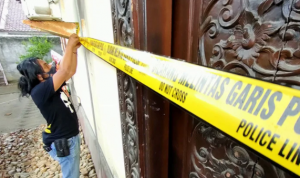 Jadi Tersangka, Bos Togel Ternama di Mataram NTB, Terancam 10 Tahun Penjara Anggota Tim Puma Polresta Mataram memasang garis polisi di rumah SO alias Titi yang ditempati tersangka judi togel, Selasa lalu (19/10). (Harli/Lombok Post)