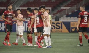 Pemain Bali United duel dengan pemain Persik Kediri di Stadion Gelora Bung Karno di Jakarta, 27 Agustus lalu. Pertandingan tersebut disorot Komite Wasit PSSI karena ada dugaan pelanggaran regulasi FIFA. Foto: Baliutd.com.