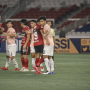 Pemain Bali United duel dengan pemain Persik Kediri di Stadion Gelora Bung Karno di Jakarta, 27 Agustus lalu. Pertandingan tersebut disorot Komite Wasit PSSI karena ada dugaan pelanggaran regulasi FIFA. Foto: Baliutd.com.