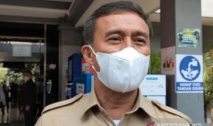 Kepala Dinas Pendidikan Kota Bogor, Hanafi saat diwawancarai disela meninjau PTMT tahap I di SMPN 1 dan SMAN 1 Kota Bogor, Senin (4/10/2021). ANTARA/Linna Susanti
