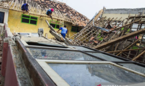 Ruangan SDN Bayur Kidul I Kecamatan Cilamaya Wetan, Kabupaten Karawang ambruk. (ANTARA FOTO/M Ibnu Chazar)