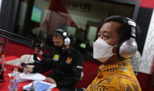 Sekda Jabar Ema Sumarna ketika mengisi acara di salah satu radio Kota Bandung
