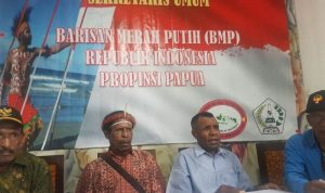 Sekretaris Umum Barisan Merah Putih (BMP) Provinsi Papua Wusabek Wantik (kedua dari kanan) ketika memberikan keterangan kepada pers. ANTARA/HO-BMP Provinsi Papua