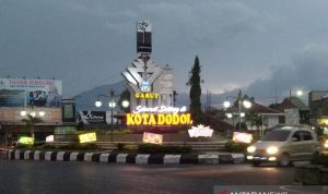 Suasana jalur utama masuk Kabupaten Garut. (ANTARA/Feri Purnama)