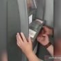 Tangkapan layar rekaman video penangkapan pelaku pembobolan ATM di Bandung. (ANTARA/Dokumentasi Pribadi)