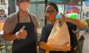 Mantan pegawai Komisi Pemberantasan Korupsi (KPK) Juliandi Tigor Simanjuntak usai melayani pembeli nasi gorengnya (Twiter@paidjorajo)