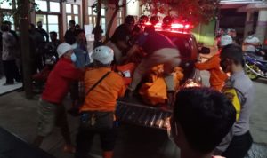 Tim gabungan mengevakuasi jenazah pelajar MTs Harapan Baru Kabupaten Ciamis. Foto: Iman SR / Radar Tasikmalaya Sumber: https://radartasik.com/nama-dan-alamat-11-pelajar-mts-harapan-baru-ciamis-yang-tewas-saat-susur-sungai Artikel ini telah terbit di radartasik.com