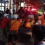 Tim gabungan mengevakuasi jenazah pelajar MTs Harapan Baru Kabupaten Ciamis. Foto: Iman SR / Radar Tasikmalaya Sumber: https://radartasik.com/nama-dan-alamat-11-pelajar-mts-harapan-baru-ciamis-yang-tewas-saat-susur-sungai Artikel ini telah terbit di radartasik.com