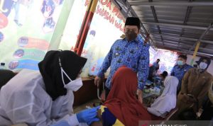 Wali Kota Tangerang, Provinsi Banten Arief R Wismansyah meninjau kegiatan vaksinasi bagi siswa SD di wilayah Kecamatan Batuceper, Senin (18/10/2021). (FOTO ANTARA/HO-Humas Pemkot Tangerang)