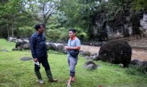 Wakil Bupati Garut Helmi Budiman (kiri) meninjau kawasan wisata Muara Cibentang di Desa Jatisari, Kecamatan Cisompet. (ANTARA/HO-Diskominfo Garut)