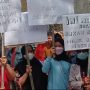 Dok. Warga Anyer Dalam melakukan protes atas rencana penggusuran rumah warga di Jalan Anyer Dalam Kota Bandung.
