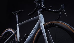 AJ5 SPEK LEBIH BUDGET Wdnsdy AJ5 ini merupakan contoh rakitan lebih terjangkau. Berwarna dusty pink yang sangat anggun, dipadu kokpit alloy FSA ACR dan Vision, dengan grupset Shimano Ultegra 11-speed. Walau stem dan handlebar-nya terpisah, dan grupsetnya mekanikal, tidak sedikit pun kabel terlihat di bagian depan. Sepeda ini dilengkapi dengan wheelset Enve Foundation 45, ban Enve, seatpost dan bottle cage karbon Wdnsdy, plus sadel dan bartape Fabric.