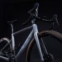 AJ5 SPEK LEBIH BUDGET Wdnsdy AJ5 ini merupakan contoh rakitan lebih terjangkau. Berwarna dusty pink yang sangat anggun, dipadu kokpit alloy FSA ACR dan Vision, dengan grupset Shimano Ultegra 11-speed. Walau stem dan handlebar-nya terpisah, dan grupsetnya mekanikal, tidak sedikit pun kabel terlihat di bagian depan. Sepeda ini dilengkapi dengan wheelset Enve Foundation 45, ban Enve, seatpost dan bottle cage karbon Wdnsdy, plus sadel dan bartape Fabric.