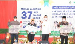 Gubenur Jawa Barat Serahkan Bantuan Satu BUMDes Satu Laptop