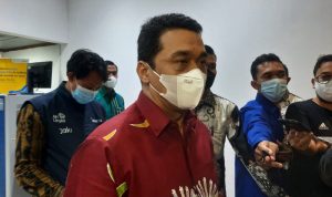 Wakil Gubernur DKI Jakarta Ahmad Riza Patria memberikan pernyataan di Balai Kota Jakarta, Jumat (1/10/2021) malam. (ANTARA/Ricky Prayoga)