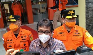 Wakil Ketua Komisi V DPR RI, Ridwan Bae (tengah) bersama Direktur Sarana Prasana dan Komunikasi Basarnas Pusat, Brigjen Widjang Pranjoto (kiri) dan Kepala Biro Umum Basarnas Pusat, S Riyadi (kanan) di Kantor SAR Bandung, Jumat (1/0). (Yanuar Baswata/Jabar Ekspres)