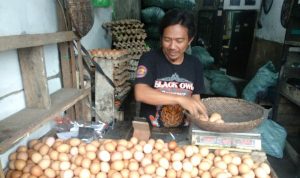 Pedagang Telur di Pasar Baleendah, Cecep saat di wawàncara, Jumat (1/10). (Yully S Yulianty/Jabar Ekspres)