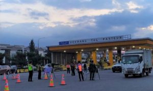 Ganjil-Genap Tetap Berlaku, Ini Penjelasan Pemkot Bandung Petugas kepolisian memberlakukan sistem ganjil-genap di Gerbang Tol Pasteur, Kota Bandung, Jawa Barat. (ANTARA/Bagus Ahmad Rizaldi)