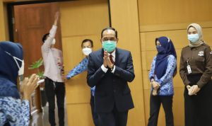 Plt. Wali Kota Cimahi Ngatiyana saat mengunjungi acara Pencanangan dan Rakor Kesatuan Gerak (KESRAK) di Aula Gedung A Pemkot Cimahi, beberapa waktu lalu. (Intan Aida/Jabar Ekspres)