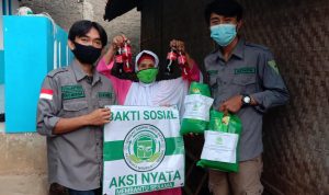 Anggota Gempa saat membagikan sembako kepada warga tidak mampu di Desa Cihanjuang, Kecamatan Cimanggung, Kabupaten Sumedang.