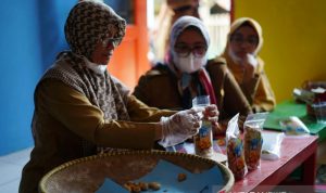 Sejumlah perempuan membuat makanan olahan dari ikan laut di Kelurahan Cimuncang, Kecamatna Garut Kota, Kabupaten Garut, Jawa Barat, Senin (4/10/2021). (ANTARA/HO-Diskominfo Garut)