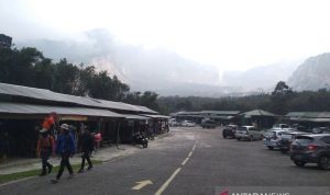 Sejumlah pengunjung berjalan di kawasan Taman Wisata Alam Gunung Papandayan, Kabupaten Garut, Jawa Barat, Minggu (3/10/2021). (ANTARA/Feri Purnama)