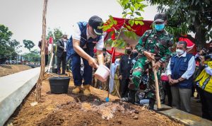 Pemerintah Kota (Pemkot) Bandung berkolaborasi dengan Balai Besar Wilayah Sungai (BBWS) Citarum dan Sektor 22 Satgas Citarum Harum melakukan penataan di bantaran Sungai Cipamokolan. (Foto: Humas Pemkot Bandung)