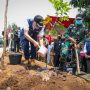 Pemerintah Kota (Pemkot) Bandung berkolaborasi dengan Balai Besar Wilayah Sungai (BBWS) Citarum dan Sektor 22 Satgas Citarum Harum melakukan penataan di bantaran Sungai Cipamokolan. (Foto: Humas Pemkot Bandung)