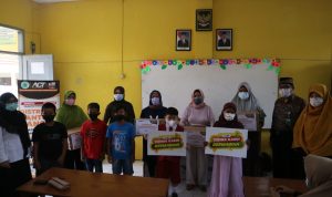 Situasi penyerahan distribusi pangan pada anak yatim di SDN Pasirkaliki Mandiri 2, Selasa (5/10). (Intan Aida/Jabar Ekspres)