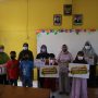 Situasi penyerahan distribusi pangan pada anak yatim di SDN Pasirkaliki Mandiri 2, Selasa (5/10). (Intan Aida/Jabar Ekspres)