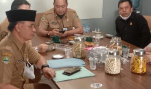 Pembangunan Tembok Penahan Tanah Jadi Sebab Kekeringan di Kecamatan Baleendah Anggota Komisi B DPRD Kabupaten Bandung, Dasep Kurnia menanggapi terkait kerugian yang dialami para petani, nanti kata Dasep, akan dimusyawarahkan mengenai cara mengganti kerugian yang dialami petani.