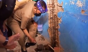 Plt. Wali Kota Cimahi Ngatiyana didampingi Lurah Melong Koko Gober meninjau pembangunan rumah tidak layak huni (rutilahu) di wilayah Kelurahan Melong Cimahi.